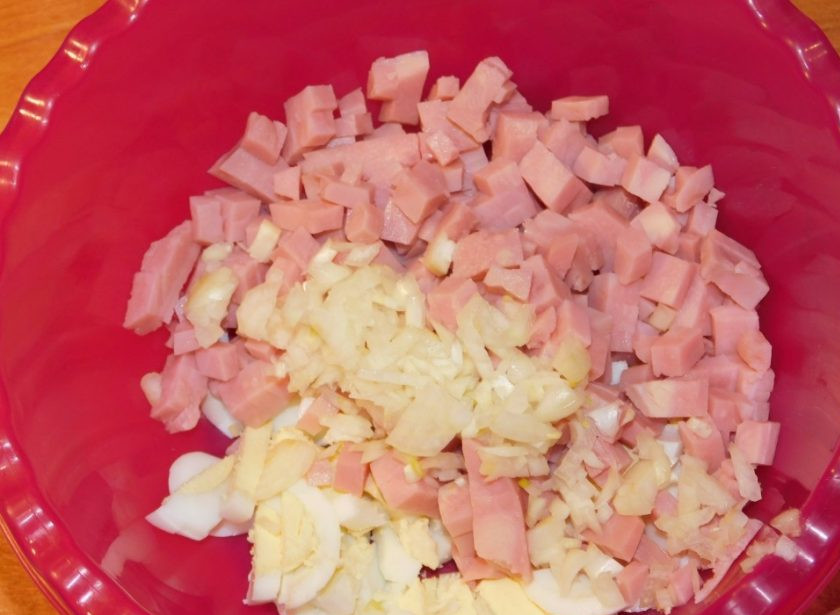 1. Этап. Салат с ветчиной и маринованными огурцами: Добавьте ветчину, нарезанную кубиками и мелко нарезанный лук.