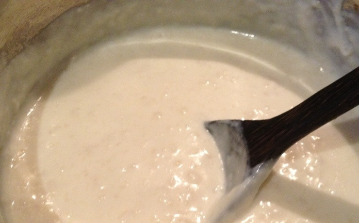 1. Этап. Цветная капуста запеченная в духовке со сливками: Теперь нам необходимо аккуратно процедить смесь сливок и молока, чтобы избавиться от специй. Затем опять ставим кастрюлю на плиту, добавляем муку с маслом и тщательно перемешиваем, доводим до кипения.