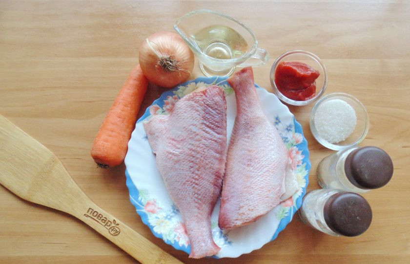 1. Этап. Морской окунь в томатном соусе: Подготовьте ингредиенты для приготовления окуня в томате.