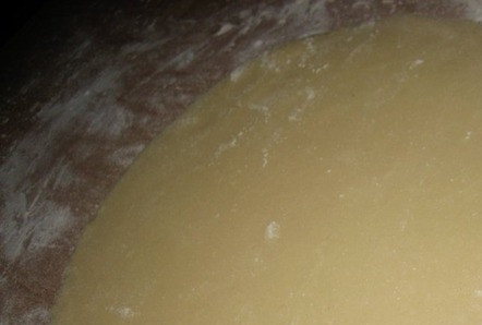 1. Этап. Торт на сковороде с творогом: Через полчаса достаньте тесто из холодильника, разделите его на кусочки. Каждый кусочек раскатайте в тонкий пласт. Их должно получиться немало, около пятнадцати штук.