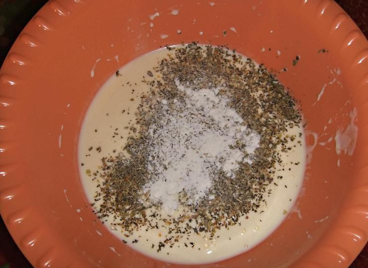 1. Этап. Тесто для пиццы в мультиварке: Затем необходимо всыпать разрыхлитель и специи (я использую сушеные травы прованса), перемешать.