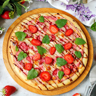 Пицца с клубникой и страчателлой