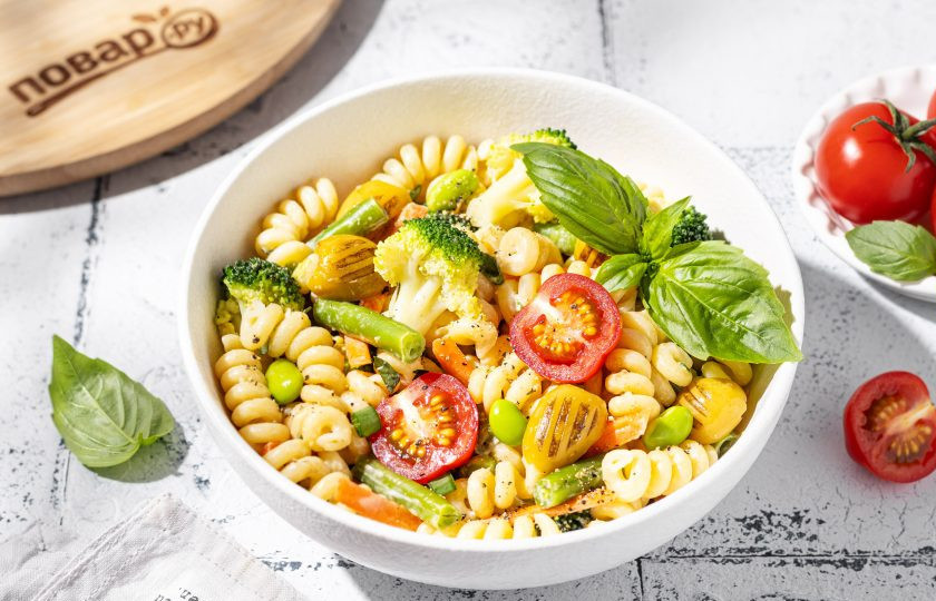 1. Этап. Салат Примавера: Перед подачей можно посыпать салат черным молотым перцем и тертым пармезаном. Салат 