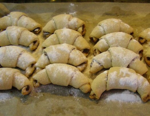 1. Этап. Печенье Рогалики с повидлом: 8. Готовые рогалики должны остыть, после чего их можно посыпать сахарной пудрой и переложить в блюдо.