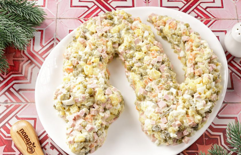 1. Этап. Салат Оливье на год Змеи: Возьмите плоское и достаточно большое блюдо для подачи салата. Выложите 