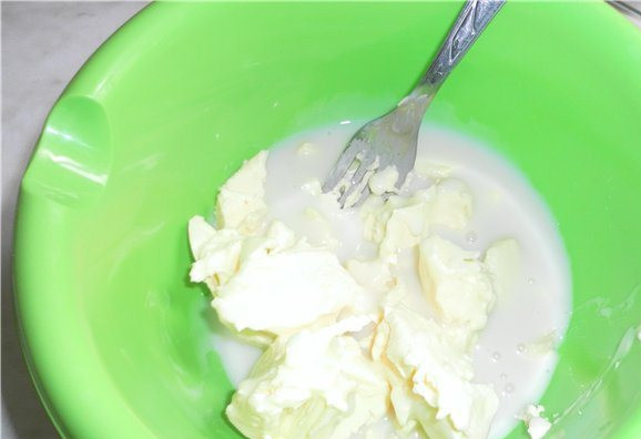 1. Этап. Наполеон на сковороде: 4. Делаем крем. Для этого в молоко добавить муку, сахар и постоянно помешивая, вскипятить, готовить 3-5 минут, снять с огня, остудить. Размягченное сливочное масло растереть, добавить молочную смесь. Растираем до однородности.