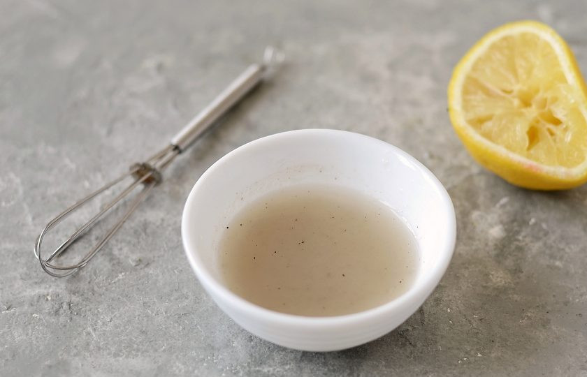 1. Этап. Салат из кольраби и редиса: Для заправки смешайте оливковое масло с лимонным соком, добавьте соль и черный перец по вкусу. Взбейте венчиком до образования однородной эмульсии.