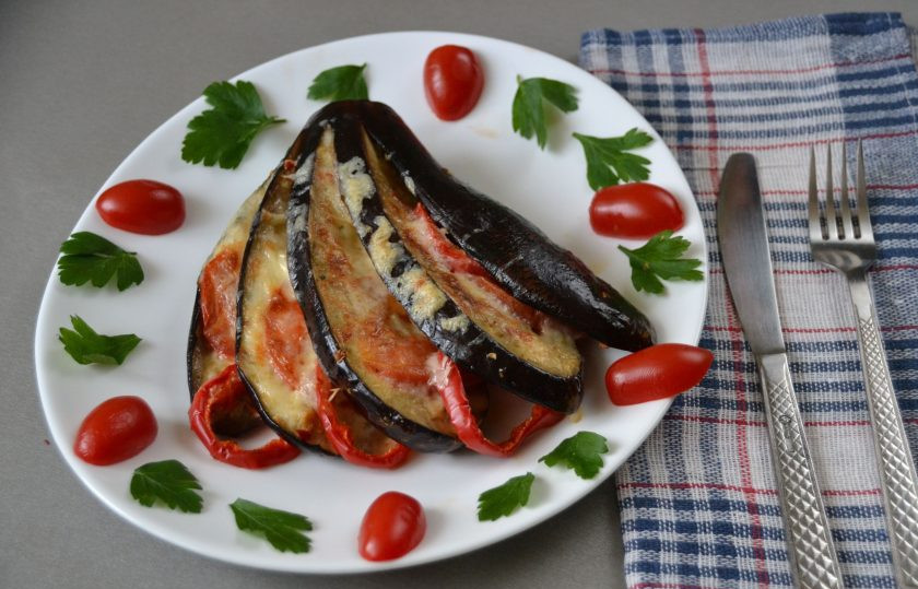 1. Этап. Баклажаны Жар-птица: Подавайте закуску из баклажанов 