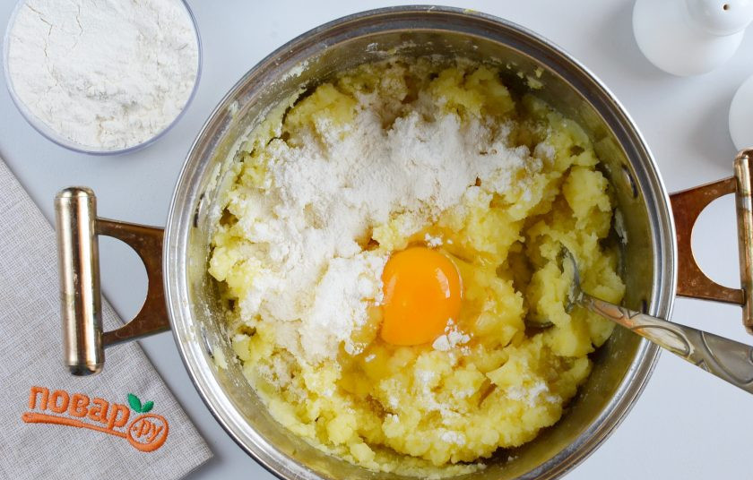 1. Этап. Фаршированные картофельные оладьи: Остудите полностью картофельное пюре. После чего добавьте яйцо, соль по вкусу, муку. Перемешайте хорошо. Получится вязкое, густое тесто.