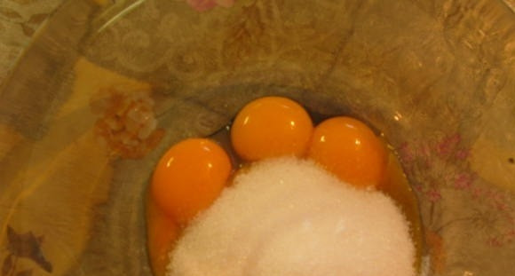 1. Этап. Бисквит с фруктами: 1. Разделяем яичные желтки и белки. Желтки перетираем с сахаром и ванильным сахаром до однородности.