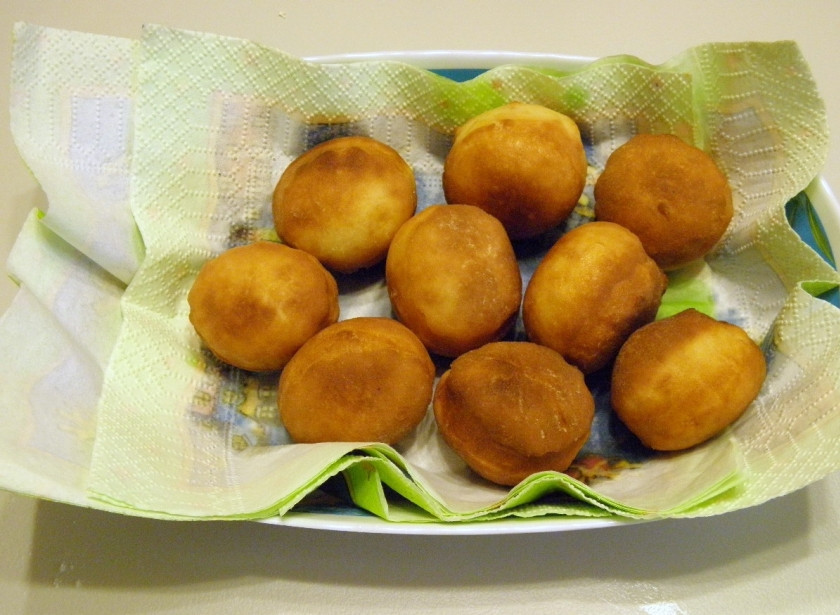 1. Этап. Пышки на кефире, жаренные на сковороде: Готовые пышки снимите с огня и шумовкой переложите на бумажные салфетки, лишний жир стечет.