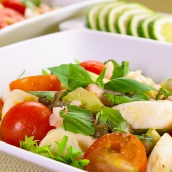 Салат с моцареллой и креветками