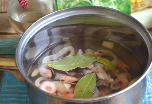 1. Этап. Салат из морепродуктов с фасолью, кукурузой и каперсами: 2. Отправьте в кипящую подсоленную воду морепродукты. Для аромата добавьте лавровый лист, для вкуса – сок лимона. Через минуту снимите с огня и оставьте в воде еще минутки на 3-4.