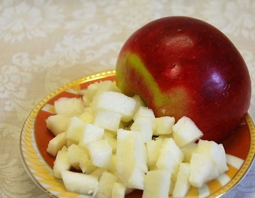 1. Этап. Салат из мяса криля: 3. Яблоко моем, очищаем от кожуры и нарезаем мелким кубиком.