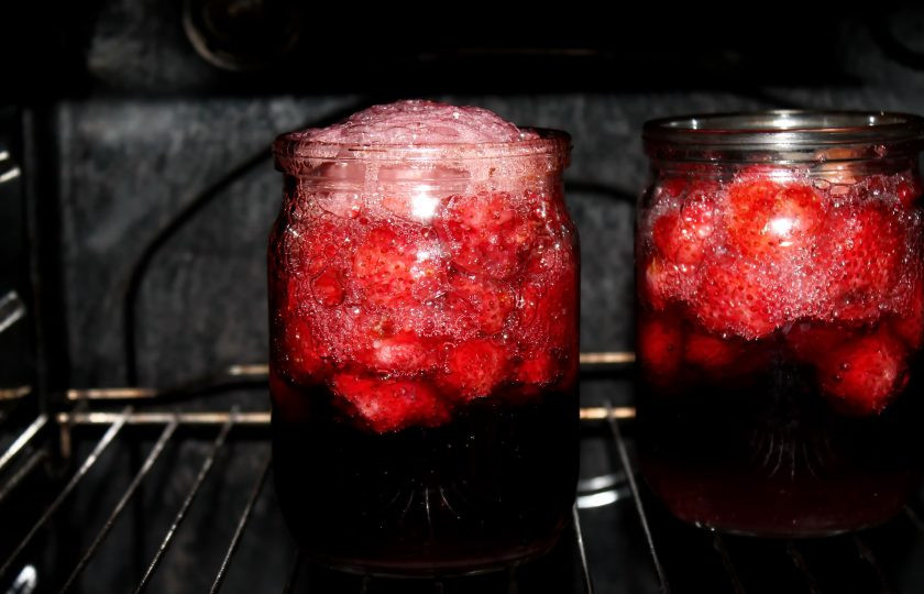 1. Этап. Варенье из клубники в духовке: Включите духовой шкаф на температуру 150 градусов и готовьте варенье на 60 минут.