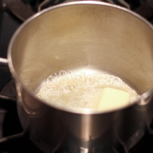 1. Этап. Яблоки с корицей: В кастрюльке растопить сливочное масло.