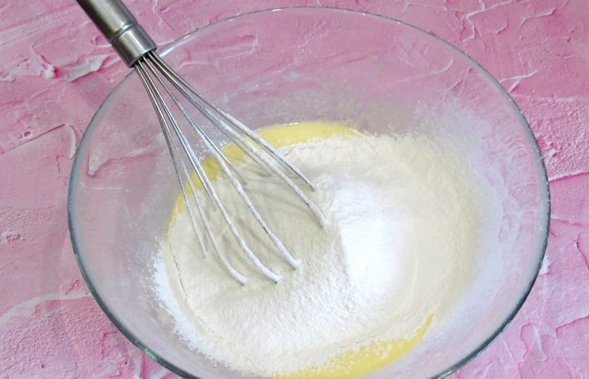 1. Этап. Вафли с курицей и зелёным луком: В получившуюся смесь просейте муку, смешанную с разрыхлителем.