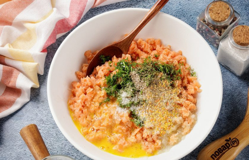 1. Этап. Клёцки рыбные: Добавьте сухари (можно заменить на манку), укроп или любую другую свежую зелень, половинку взбитого яйца, соль и перец по вкусу.