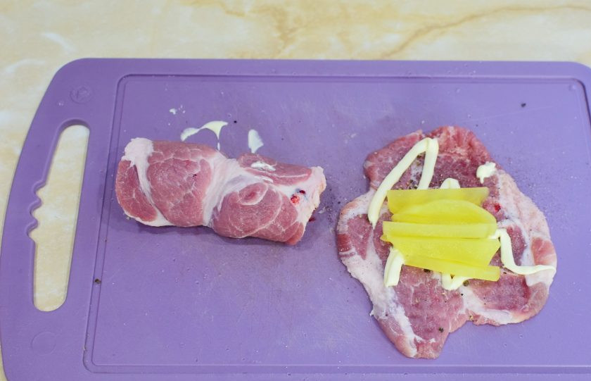 1. Этап. Мясные рулетики На один зубок: На каждый кусочек мяса выложите немного картофеля и скрутите в рулетик. Для надежности можно скрепить рулет зубочисткой.