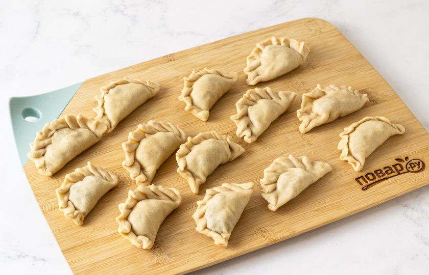 1. Этап. Вареники с вишней из цельнозерновой муки: Сложите кружки пополам, защипните края.