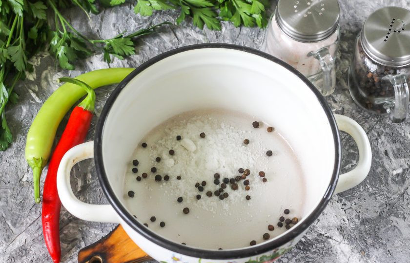 1. Этап. Маринованный горький перец на зиму: В кастрюлю всыпьте горошины черного перца, соль. Слейте спустя 10 минут жидкость из банки в емкость, добавьте около 50 мл. горячей воды и вскипятите рассол, поместив кастрюлю на плиту. Выключите нагрев и влейте уксус, перемешайте. В маринад для горького перца нужно добавлять много уксуса!