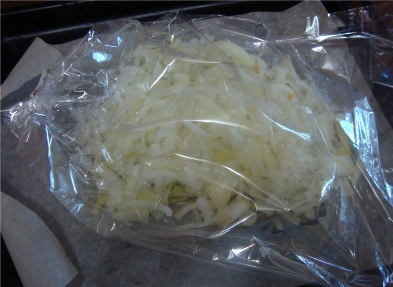 1. Этап. Шашлык по-советски: Через час мариную порезанный полукольцами лук. Лук залить и кипятком и влить уксус, сахар и соль. Лук маринуется час.