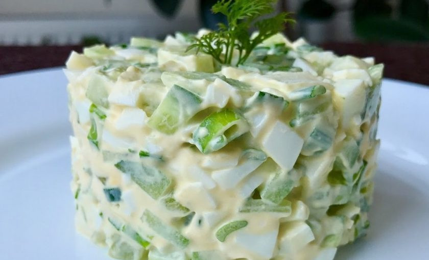 1. Этап. Простой салат с зеленым луком и огурцом: 3. Подавайте с помощью кулинарного кольца. Приятного аппетита!
