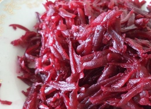 1. Этап. Салат со свеклой и свининой: 2. Поставьте на огонь свеклу, подсолите воду, отварите её до готовности. Воду слейте, дайте овощу время остыть. Свеклу очистите от кожуры и потрите на тёрке.