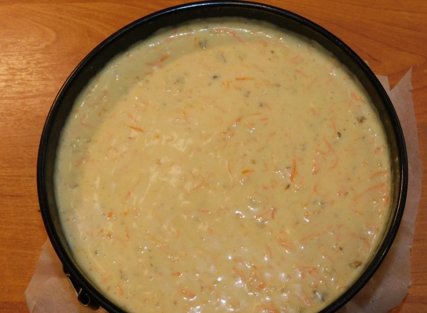 1. Этап. Торт Сладкая жизнь: Выложите тесто в форму для выпечки (18-20 см). Поставьте в духовку, разогретую до 180 градусов, на 50-60 минут.