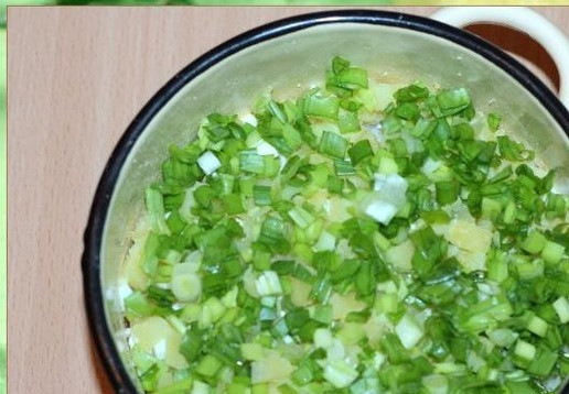 1. Этап. Пирожки с зеленым луком из духовки: 3. Приготовим начинку. Начинка у меня простая - картофель с луком, сдобренный растительным маслом. Очищаем отваренный и охлажденный картофель от шкурки, нарезаем маленькими кубиками. Зеленый лук мелко режем и добавляем к картофелю. Заправляем начинку подсолнечным маслом, аккуратно перемешиваем.