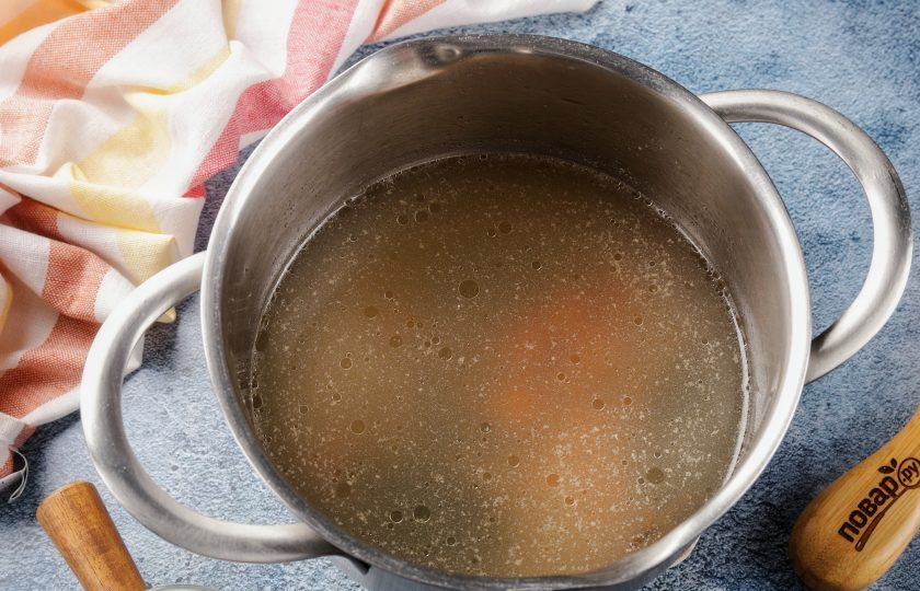 1. Этап. Клёцки рыбные: Я буду отваривать клёцки в готовом рыбном бульоне, но можно отварить клёцки в воде с добавлением лаврового листа, перца горошком и овощей.