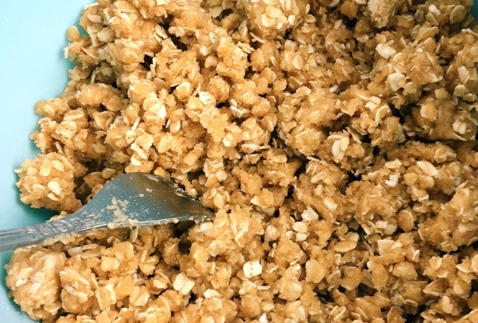 1. Этап. Десерт из яблока и овсянки: 5. Растопите сливочное масло, добавьте к мучной смеси, перемешайте и сделайте крупную крошку.