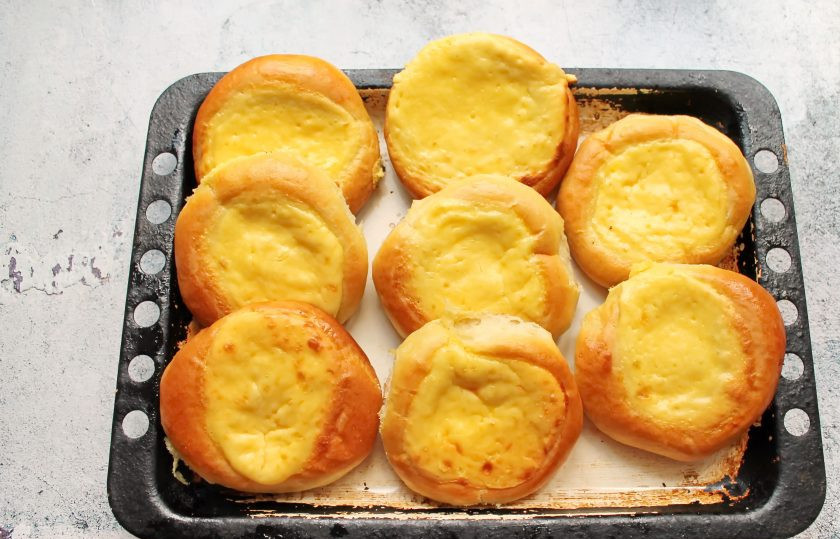 1. Этап. Ватрушки с маскарпоне: Поставьте противень с ватрушками в горячую духовку и выпекайте при температуре 180 градусов в течение 20-25 минут, до готовности. Готовые ватрушки достаньте из духовки, смажьте растительным маслом и накройте. Дайте постоять 5-10 минут и подавайте к столу.