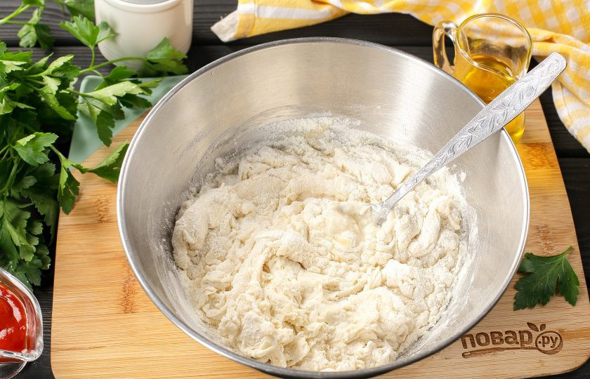 1. Этап. Пицца с сыром в мультиварке: Затем частями добавьте муку. Муки может уйти чуть больше или меньше, чем указано в рецепте. Готовое тесто должно быть мягкое и пластичное.