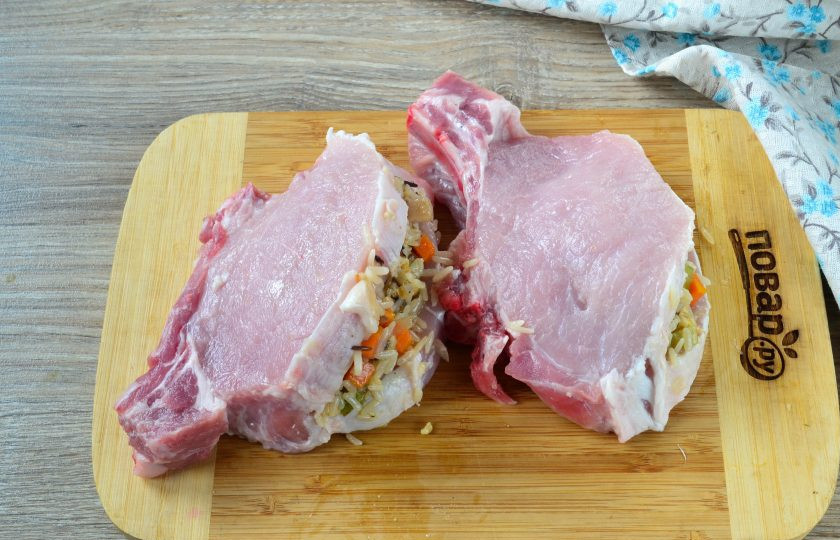 1. Этап. Свиные отбивные с сюрпризом: Кармашки заполните подготовленной начинкой.