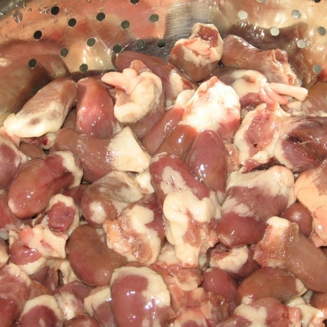 1. Этап. Сердце куриное: Куриные сердечки промыть и откинуть на дуршлаг, чтобы стекла вода.