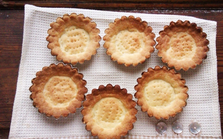 1. Этап. Тарталетки с фруктами: В первую очередь приготовим тесто. Мягкое сливочное масло смешайте с крахмалом, сахаром и просеянной мукой. Замесите тесто, поместите его в холодильник на полчаса. Наполняем тестом формочки, не забываем проколоть тесто вилкой. Выпекаем тарталетки в духовке 10-12 минут, температура 200 градусов.