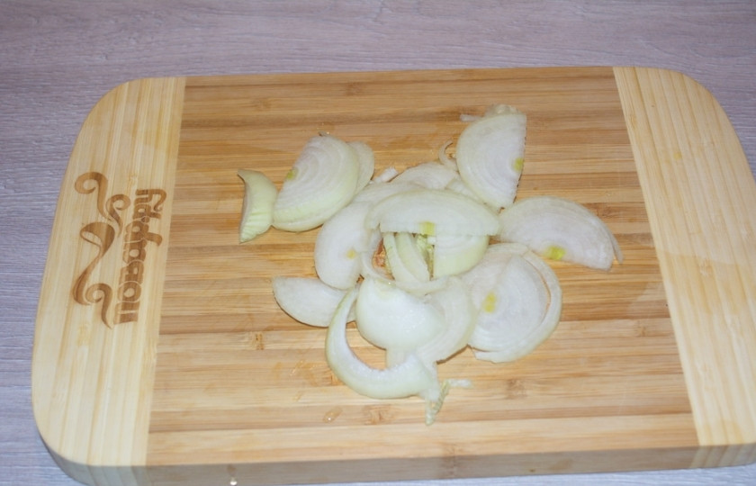 1. Этап. Скумбрия, запеченная с грибами: Репчатый лук необходимо очистить и нарезать полукольцами.