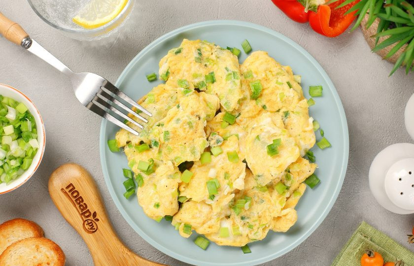 1. Этап. Яичница болтунья с зелёным луком: Яичница с зелёным луком готова. Переложите её на тарелку и сразу подавайте к столу. Приятного аппетита!