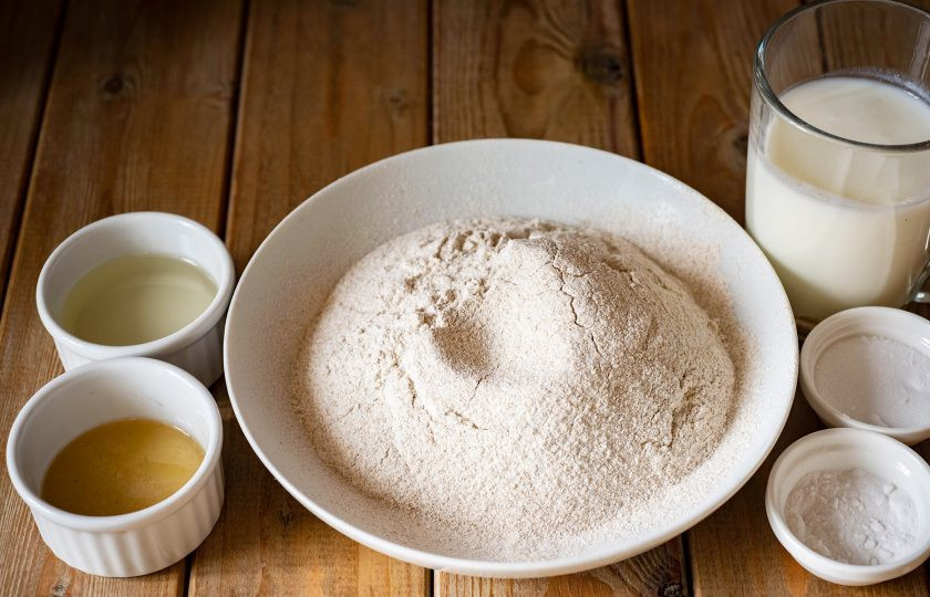 1. Этап. Ржаной бездрожжевой хлеб на кефире: Все ингредиенты выложите на стол.