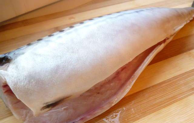 1. Этап. Копченая рыба в домашних условиях: 1. Такой необычный способ копчения рыбы выручит тогда, когда нет времени возиться длительные часы у коптильни. Я обычно беру скумбрию, чищу ее и отдельно готовлю маринад.