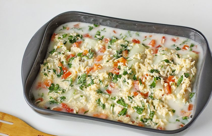 1. Этап. Голубцы по-румынски: Сверху полейте голубцы подготовленной заливкой (количество жидкости зависит от желаемого количества соуса). Запекайте голубцы в духовке при температуре 180-200 градусов около 45 минут.