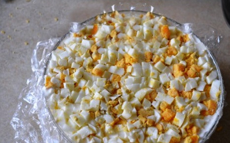 1. Этап. Салат для праздничного стола: Последний слой — мелко нарезанные вареные яйца и снова соус. Затем закрываем посуду с салатом плотно крышкой и на 1 час ставим в холодильник.