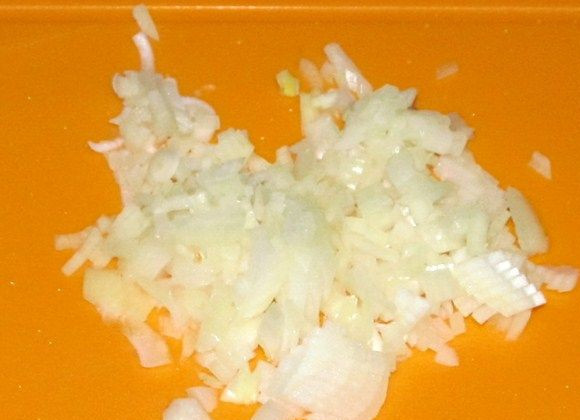 1. Этап. Макароны с грибами и сыром: 1. Для начала необходимо очистить и нарезать мелкими кубиками луковицу.