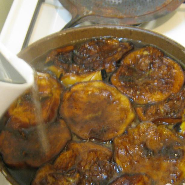 1. Этап. Имам: Поставьте на медленный огонь и залейте, обильно, водой (практически до края). Накройте крышкой или алюминиевой фольгой и кипятите в течении 15-20 минут.