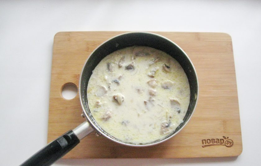 1. Этап. Удон в сливочном соусе: Посолите соус и варите до загустения 3-4 минуты.