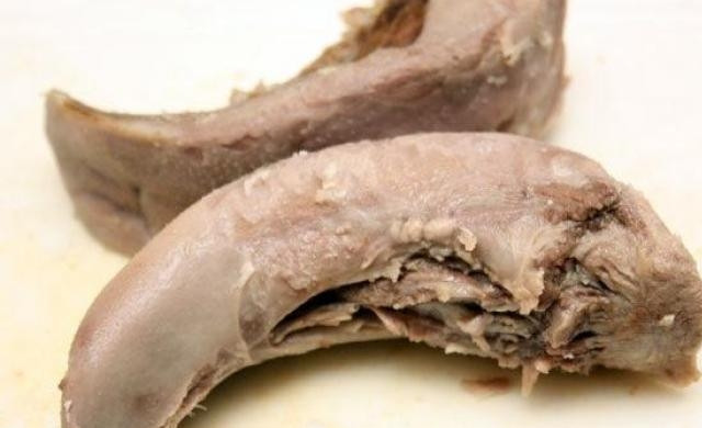 1. Этап. Салат с отварным языком: 1. Заранее отварите язык и картофель в кожуре. Язык можно брать свиной или говяжий по вашему вкусу. У меня был свиной язык.