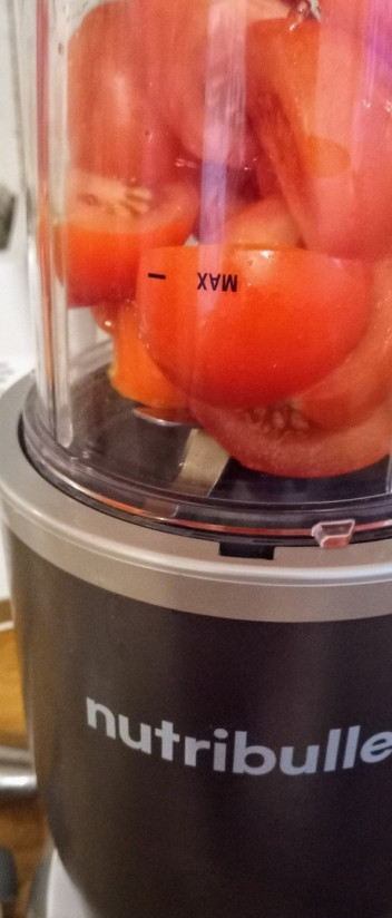 1. Этап. Простой томатный даал: При помощи блендера размешать помидоры до однородной массы.