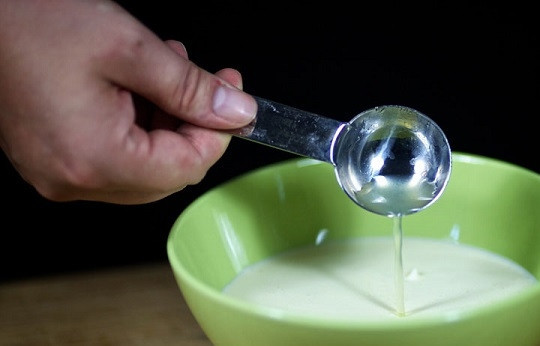 1. Этап. Салат с жареными креветками: 6. Добавьте по вкусу сок лимона.