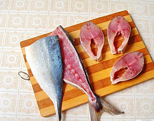 1. Этап. Рыбные стейки на листьях пража: 1. Для начала разделываем рыбу: отделяем от тушки рыбы голову, хребет, плавники и хвост. В этом рецепте они нам не понадобятся. Несколько небольших стейков отрезаем, а мякоть, которая осталась, мы замаринуем. Хорошенько промываем отрезанные стейки, и затем их обсушиваем.